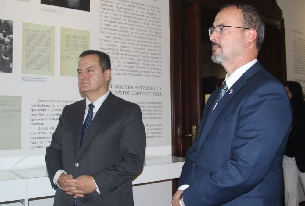 Dačić i Godfri svečano su položili američku zastavu koja se pre 100 godina vijorila na Beloj kući