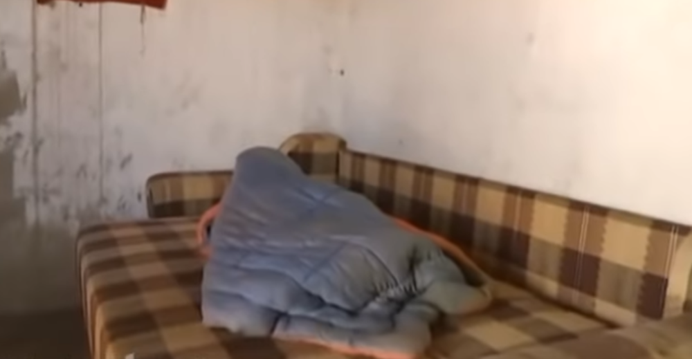 U njoj je sve prljavo, a na krevetu se nalazi nešto jezivo! (ŠOKANTAN VIDEO SA LICA MESTA)