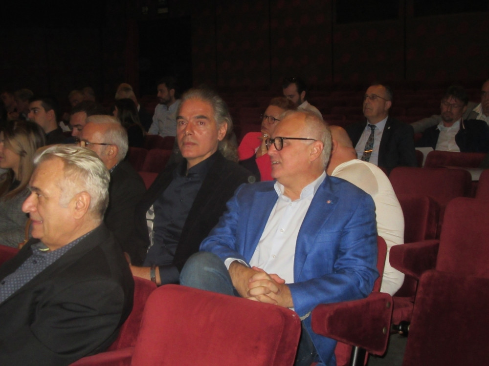 Prodate slike iz knjige Gorana Vesića! (FOTO)