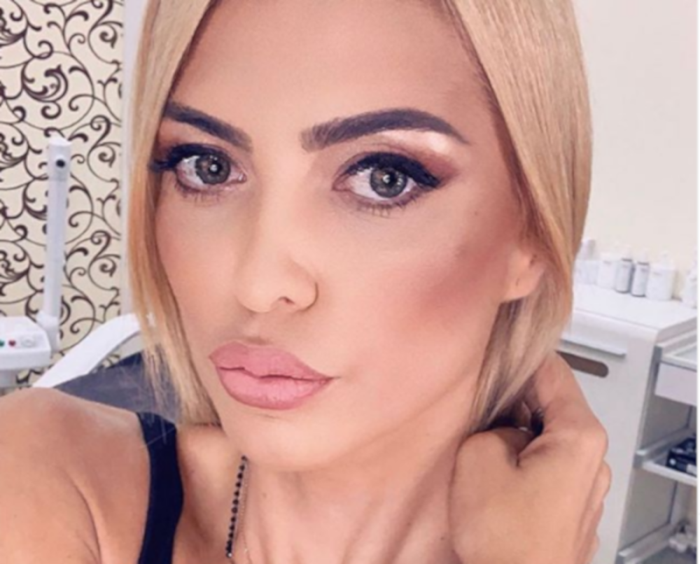 Vide joj se gaćice dok pozira, a jedan neverovatan detalj se na prvu ne primećuje, ali je razbesneo mnoge! (FOTO)