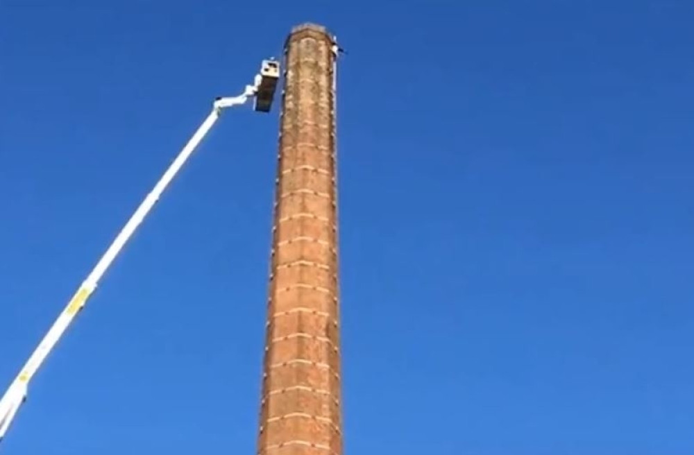 Visio naopačke više od 14 sati sa vrha fabričkog dimnjaka!