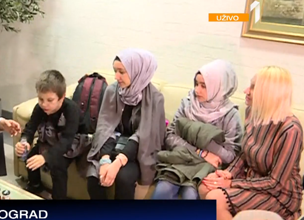 Ne mogu rečima da opišem svoje emocije! Majka u suzama dočekala otetu decu na beogradskom aerodromu!