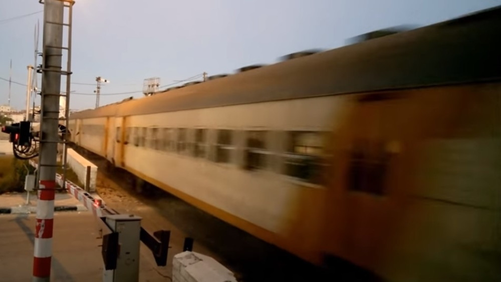 Kondukter monstrum terao putnike bez karte da iskaču iz voza dok je jurio! Optužen za smrt