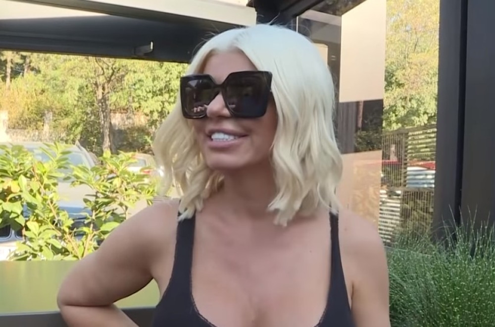 Dara Bubamara čestitala predstojeće praznike u nikad provokativnijoj haljini golih leđa bez brusa (FOTO)