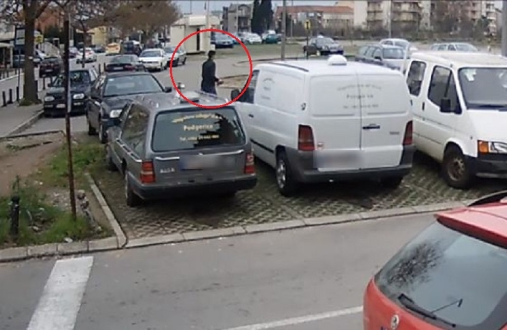 Razvalio vrata policijske marice dok je vozilo čekalo na semaforu! Ima jeziv dosije! (VIDEO)
