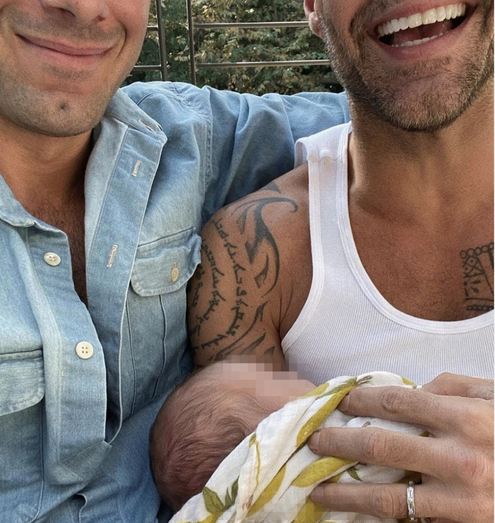 Slavni pevač dobio četvrto dete sa mužem, evo kog je pola!