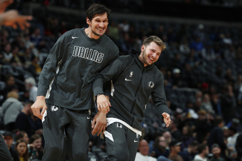 Marjanović i Dončić slave Novu godinu uz Viki Miljković, rakiju i tri prsta! (VIDEO)