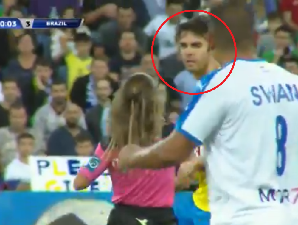 Kaka igrao za veterane Brazila, prekinula ga preseksi devojka i uradila ono što fudbalski tereni ne pamte! Zabezeknuo se (VIDEO)