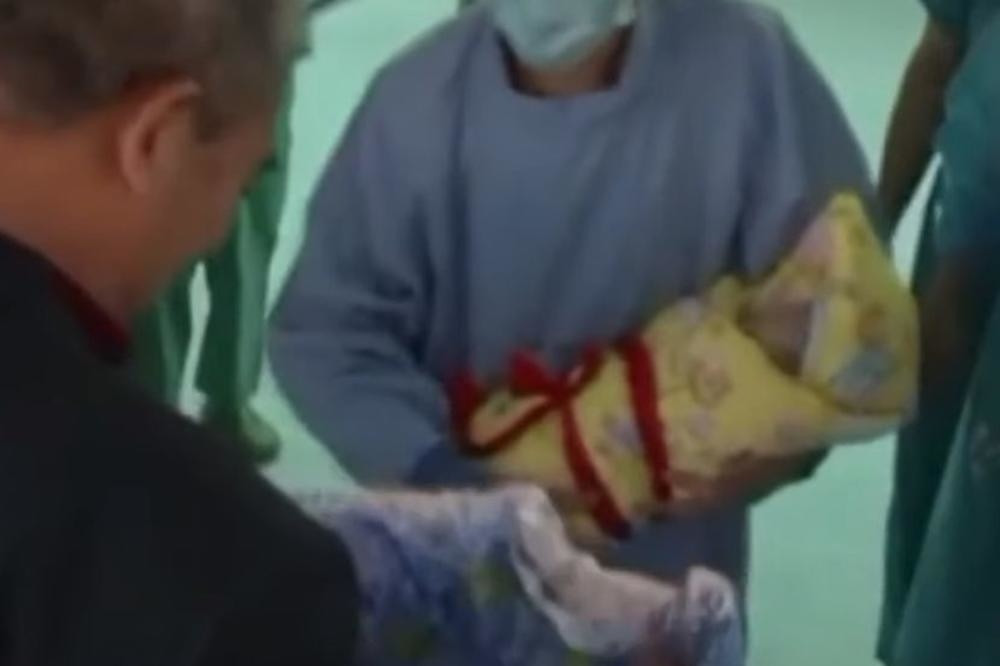 Starica (67) i njen muž (68) dobili bebu prirodnim putem! Ćerka (40) prestala da priča sa roditeljima! (VIDEO)