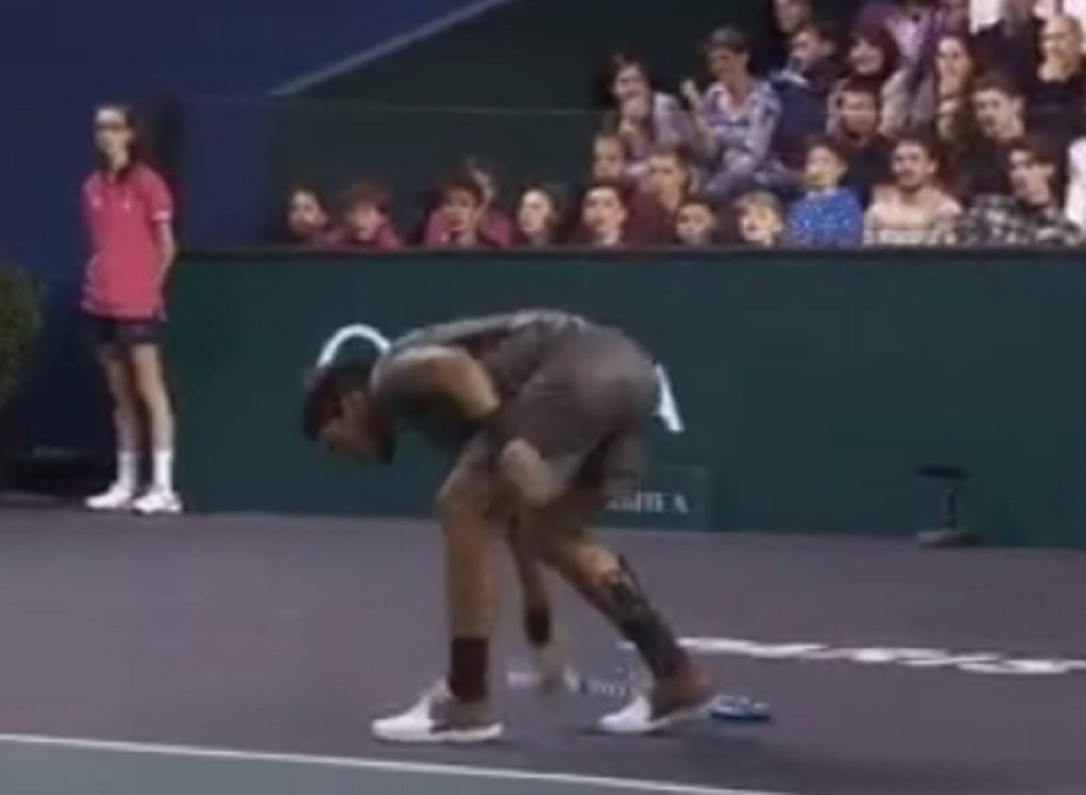 Fonjini ponovo divljao na terenu, u naletu besa PREPOLOVIO reket! (VIDEO)