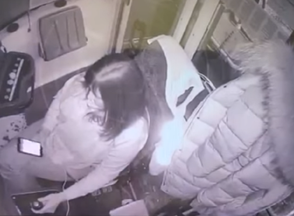 Kamere snimile strahovit sudar. Vozač tramvaja gledala u telefon, nije stigla da reaguje! Ljudi leteli po vozilu! (VIDEO)