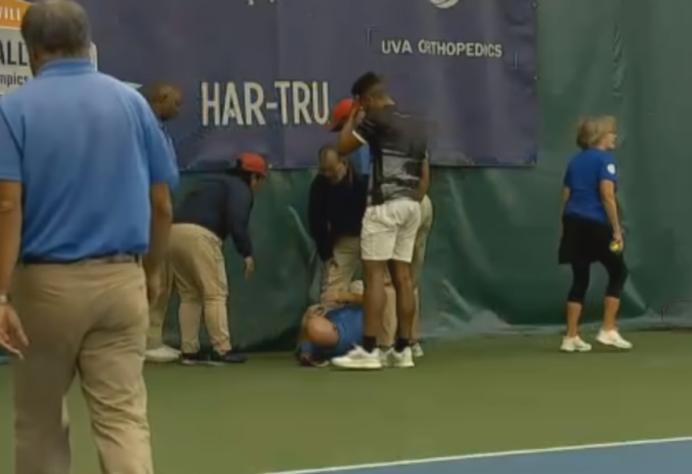 Izgubio poen pa bes iskalio na sudiji - Slomio reket o njega pa gledao kako se savija u bolovima (VIDEO)