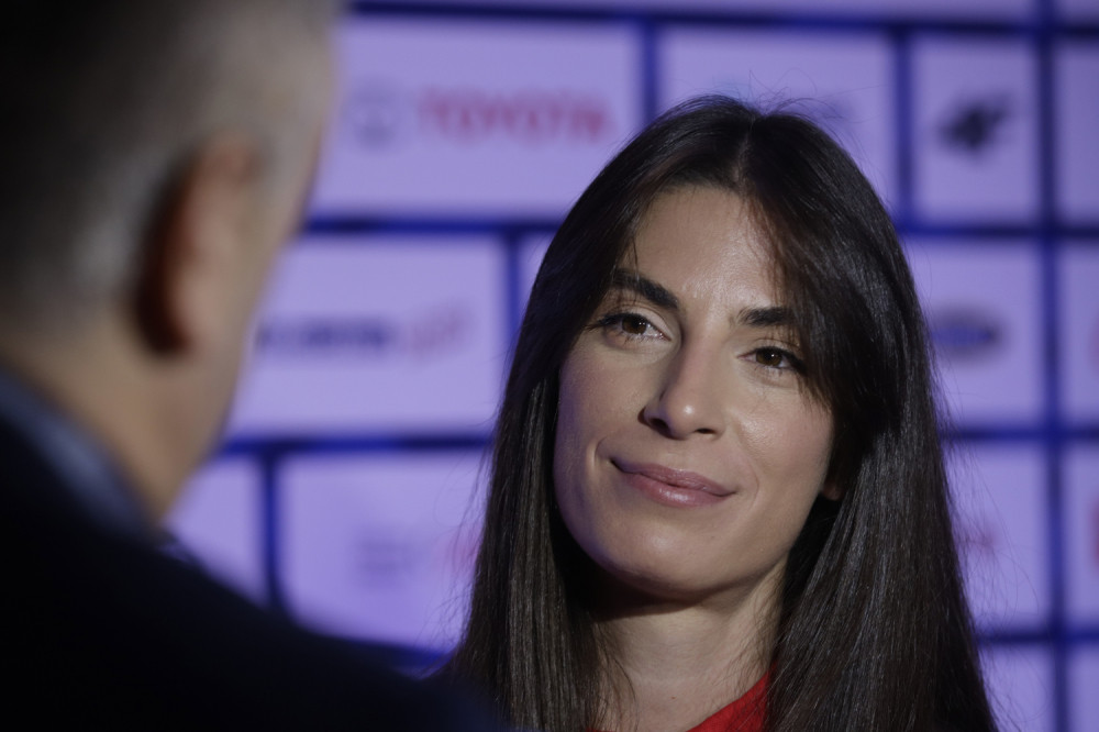 Ivana Španović obradovala fanove fotografijama sa zimovanja, u zagrljaju dečka pred neverovatnim prizorom (FOTO)