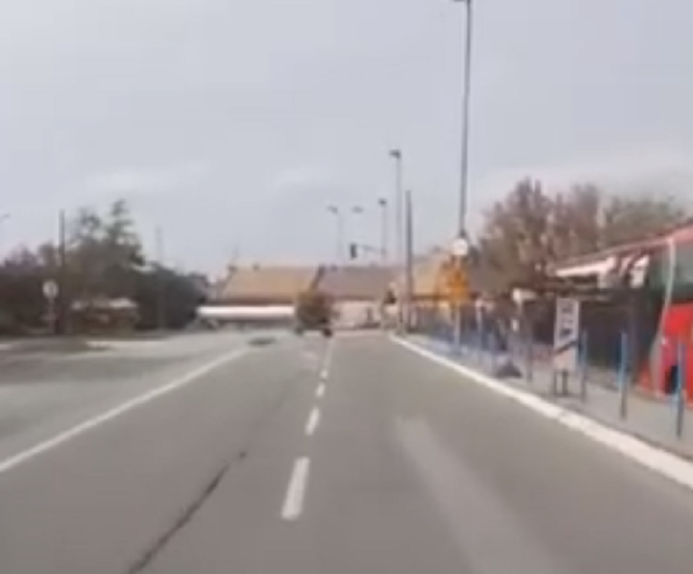 Kamion otkinuo rampu na raskrsnici! (VIDEO)