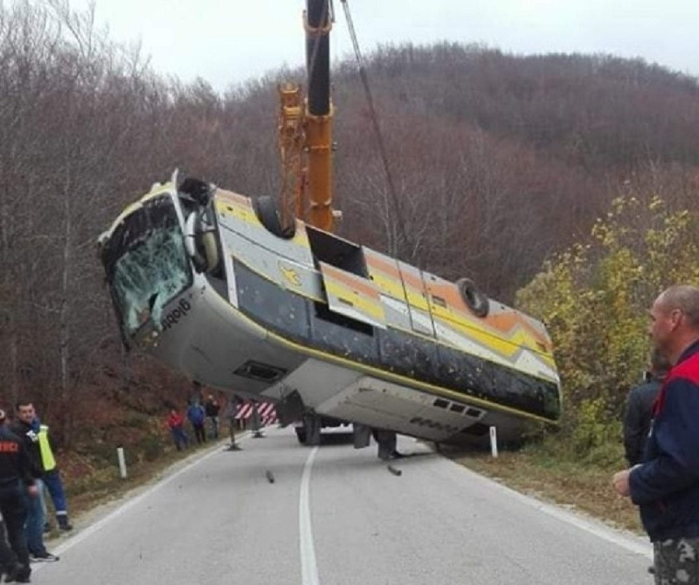 Autobus sleteo sa puta, direktno u provaliju