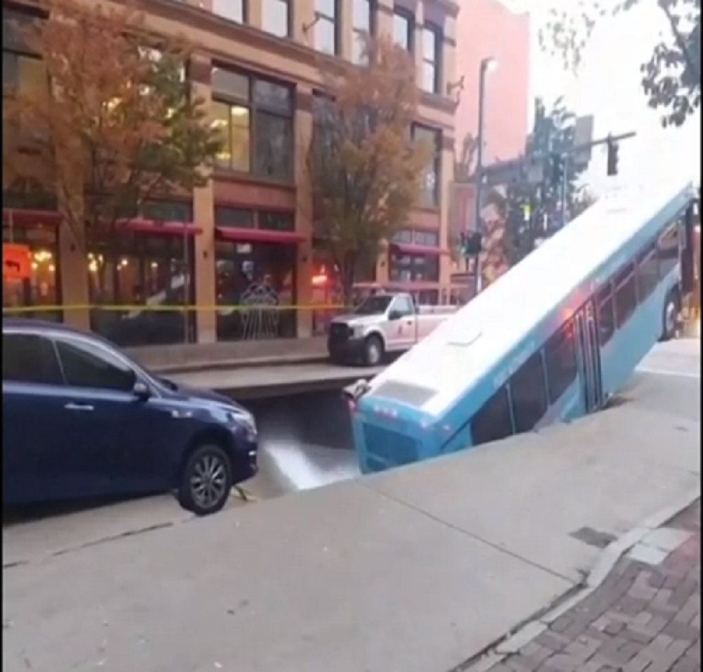 Prevrnuo se autobus! Povređeno 29 osoba, od toga 4 u kritičnom stanju! (VIDEO)