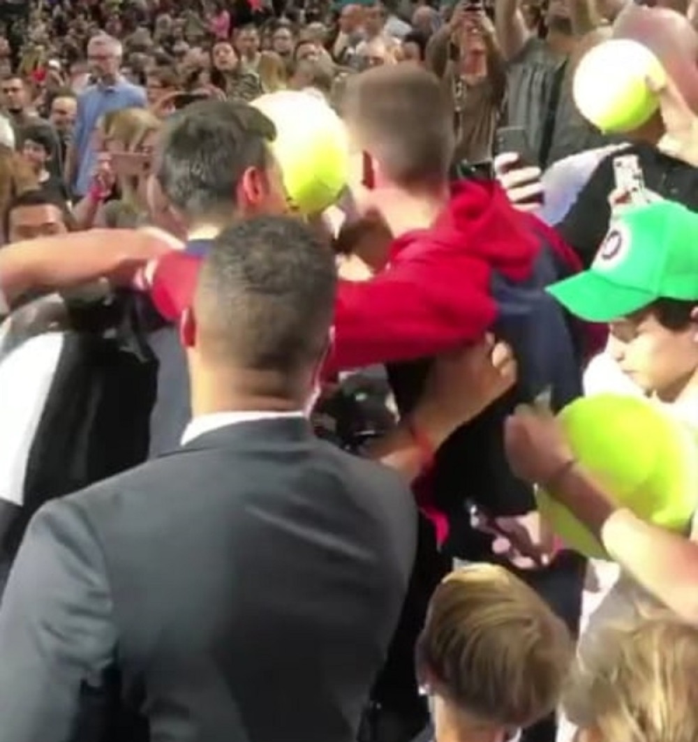 Momak iz publike prešao granicu, zagrlio i poljubio Đokovića! Obezbeđenje moralo da reaguje! (VIDEO)