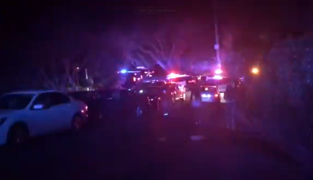 Jedna osoba ubijena, dve su ranjene! Policija opkolila područje!