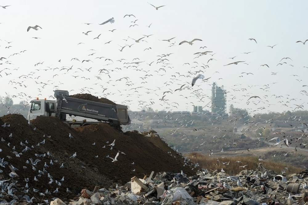 Buknule gume i plastika, nesnosan smrad se širi kilometrima daleko!