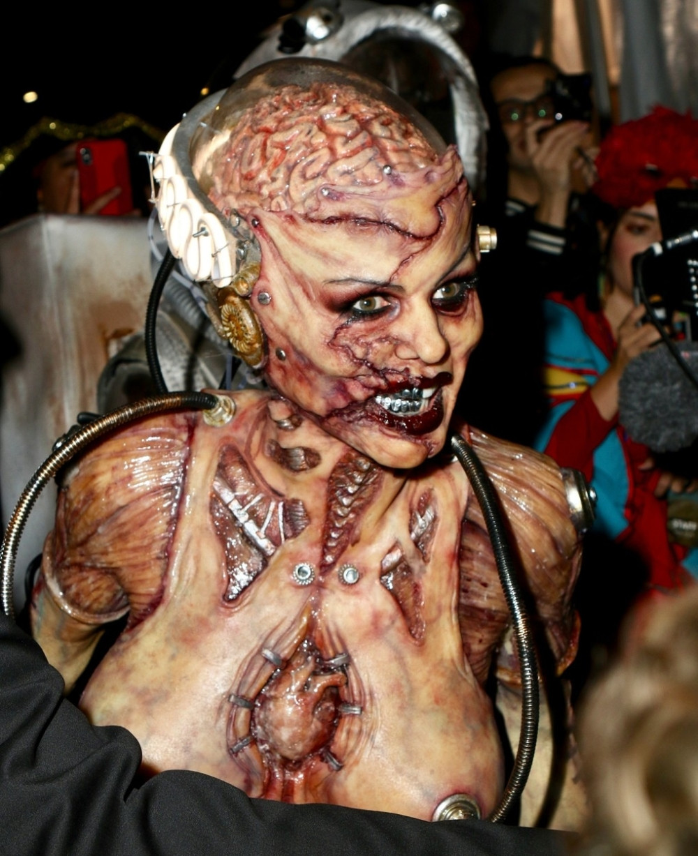 Hajdi Klum se od avgusta spremala za Noć veštica! Da li je ovo najbolja maska ikada?! (UZNEMIRUJUĆE FOTOGRAFIJE)