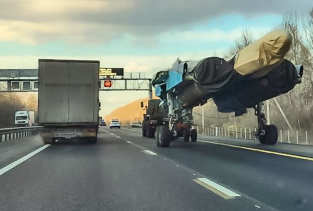 Lovac Su-34 viđen na autoputu, vozači šokirani. Društvene mreže gore, a jedan detalj posebno bode oči (FOTO)