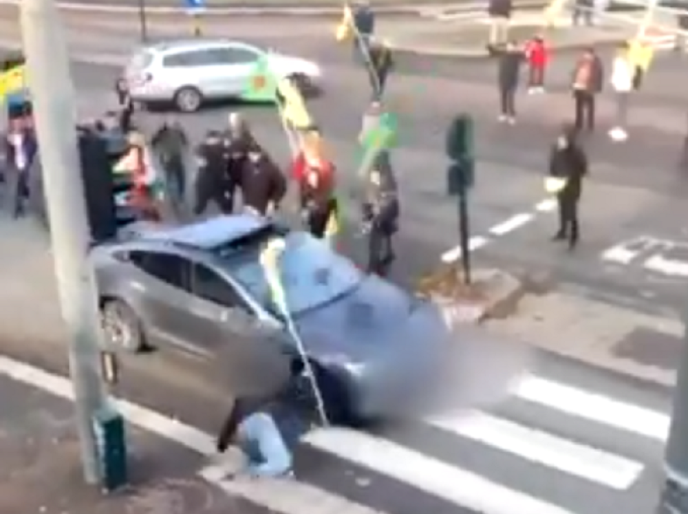 Turčin kolima gazio demonstrante, a onda je usledila osveta besne mase! (VIDEO)