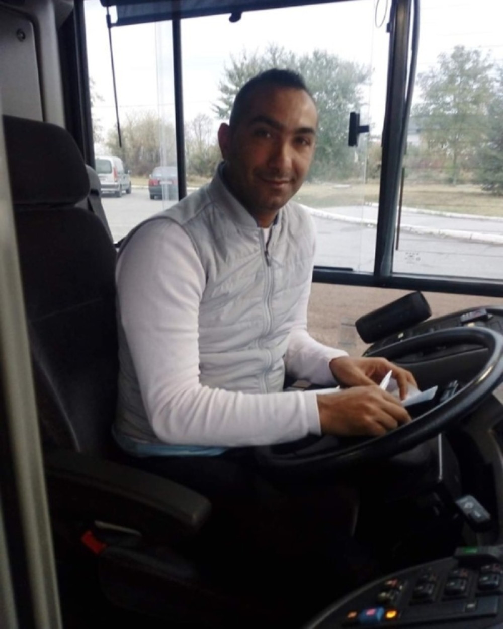 On nije običan šofer ! Vožnja sa Ljubom je uživanje, on deli slatkiše najmlađima, a njegov osmeh čuje ceo autobus!