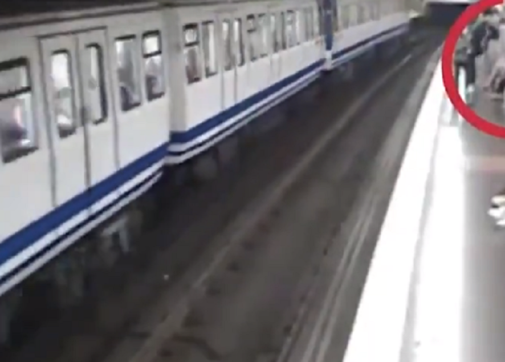 Devojka pala pod voz, bila potpuno odsutna, gledala je tamo gde nije smela (VIDEO)