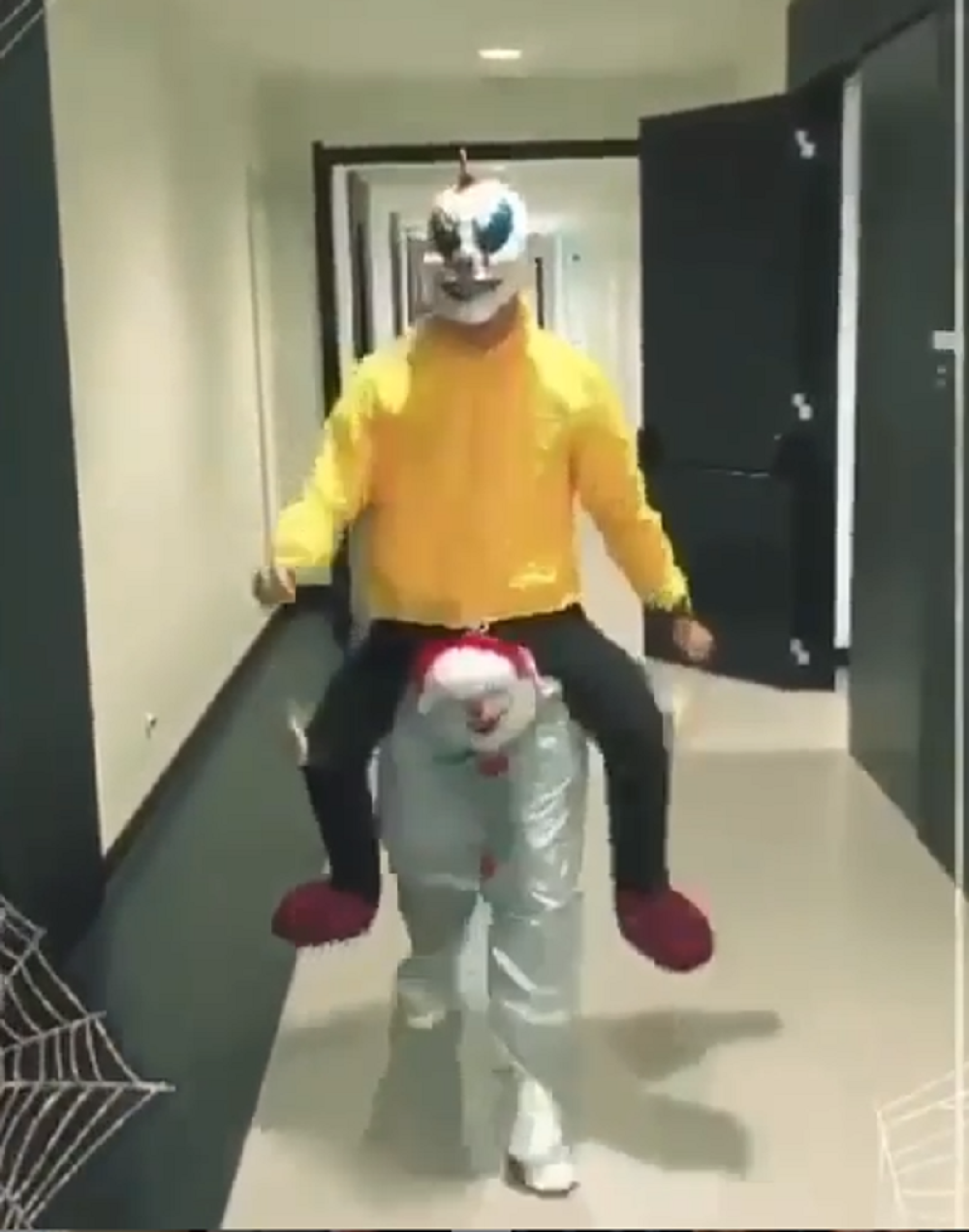 Pogledajte ko je stavio na lice masku Džokera tokom Noći veštica! (FOTO)