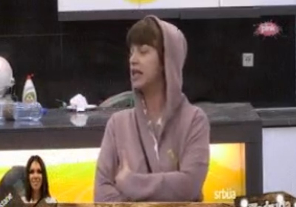 Miljana Kulić pobesnela pa oplela po ženi koja čuva malog Željka! (VIDEO)