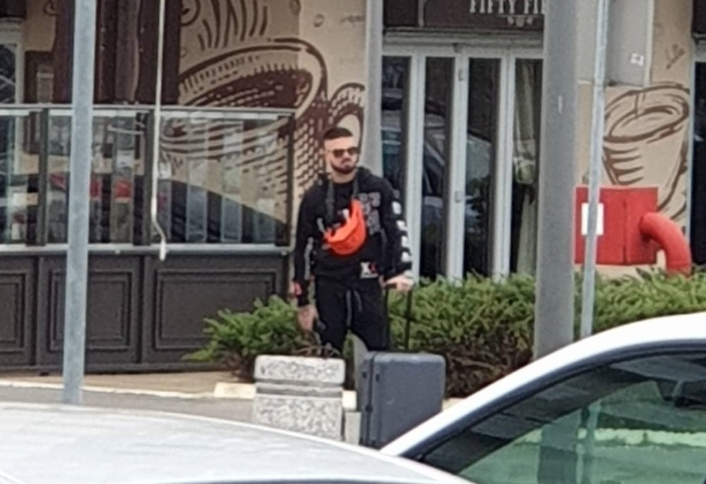 Popularni pevač morao na operaciju: Isplivala slika iz bolnice