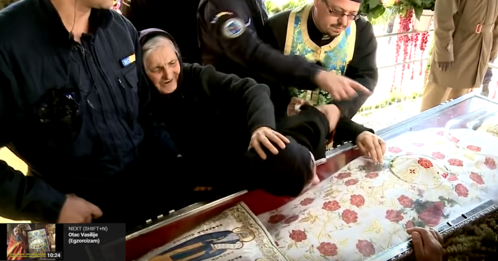 Jeziv prizor na Svetu Petku! Žena izbezumljeno vrištala, sve se orilo! Monasi joj držali glavu