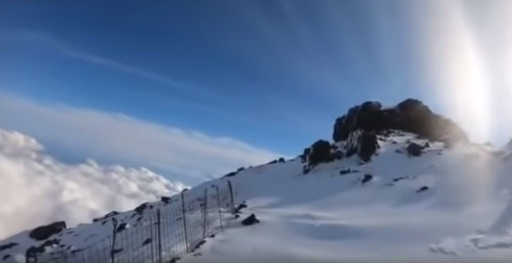 Samo što je stigao do vrha planine! Kada je izgovorio ove reči, sve se preokrenulo! (VIDEO)