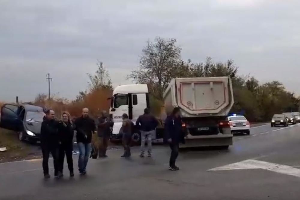 Pošli sa sahrane kad ih je pokosio kamion! Izvlačili ih iz smrskanog automobila! (FOTO)