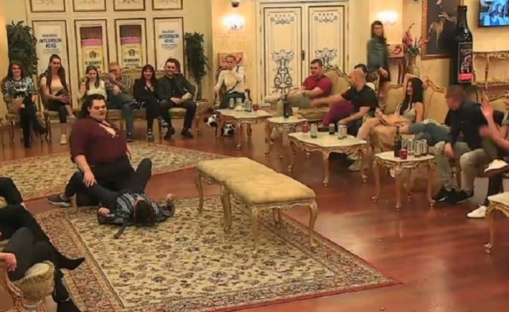 Kiki se uvijala oko Erinog unuka! Pocepala mu košulju, bičovala ga, a onda vezala poput psa! (VIDEO)