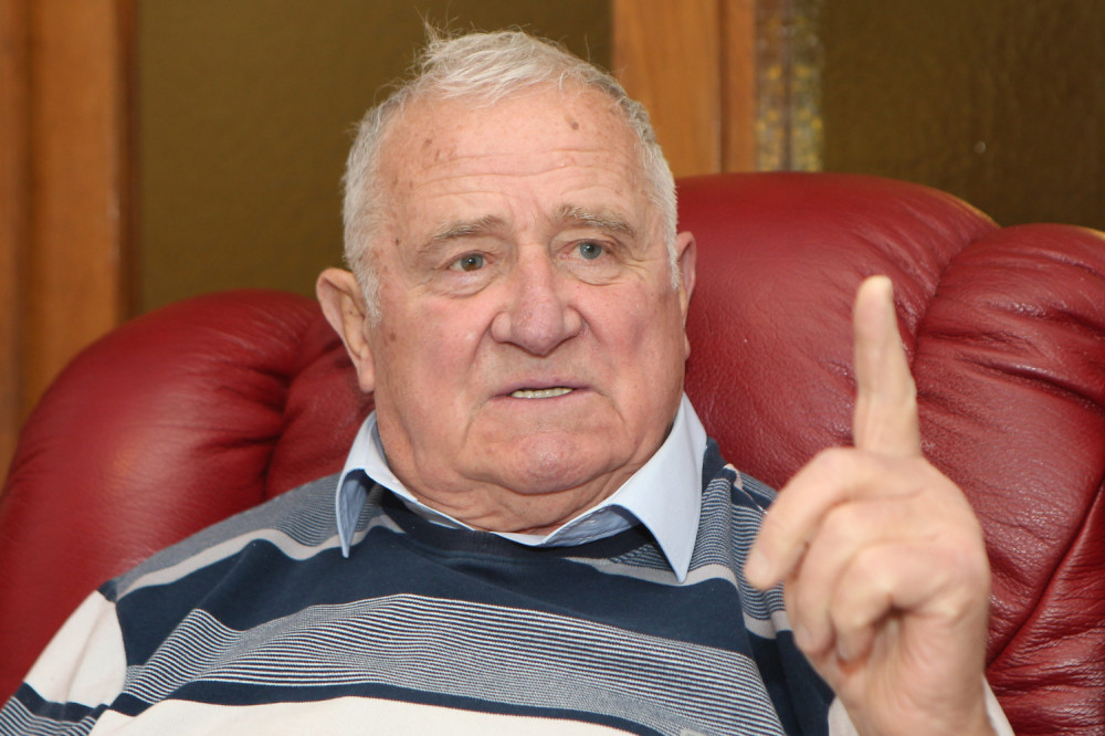 Seo je za sto sa Slobodanom Miloševićem i ćutao, a onda je njegov saradnik, izvadio papir i rekao: Usvojite taj plan ili će Beograd biti sravnjen sa zemljom!