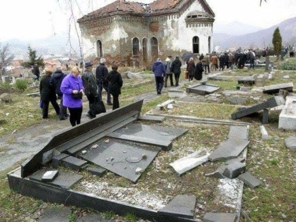 Nezapamćeno varvarstvo Albanaca na Kosovu! Srbi izašli na Mitrovdanske zadušnice i zatekli razorene spomenike najmilijih! (FOTO)