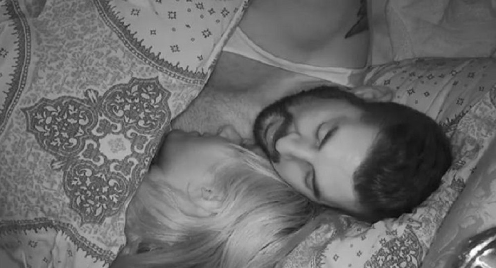 Jelena Golubović se uvukla u Pavaov krevet, a onda su usledili vreli dodiri ispod jorgana! Sve se videlo! (FOTO)