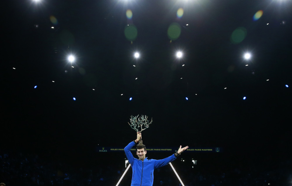 Đoković umalo da se ubode zbog poljupca! Čak se i ljudi iz ATP-a nasmejali na njegov pokušaj! (VIDEO)