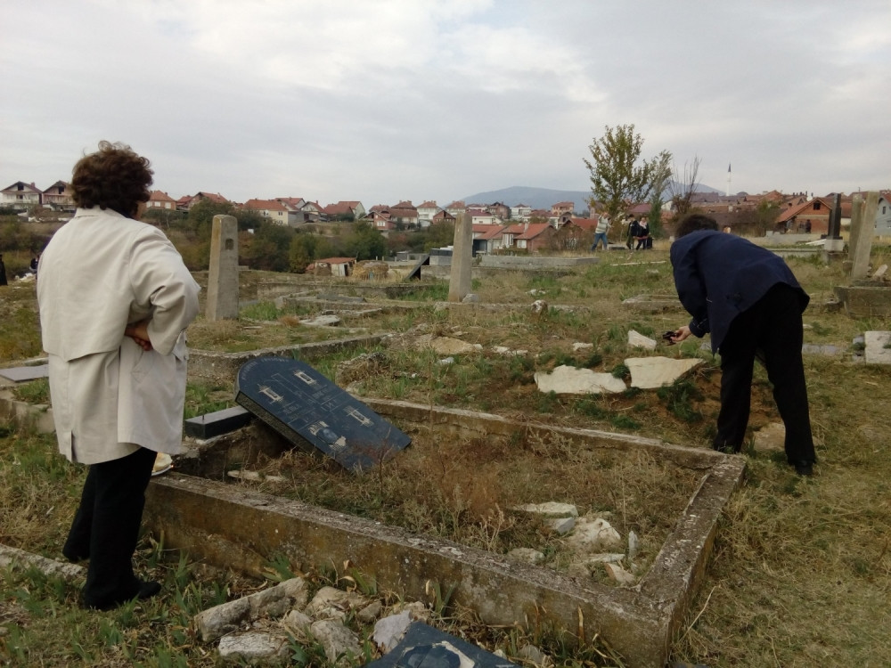Neljudi ne prestaju da skrnave srpsko pravoslavno groblje u Orahovcu (FOTO)