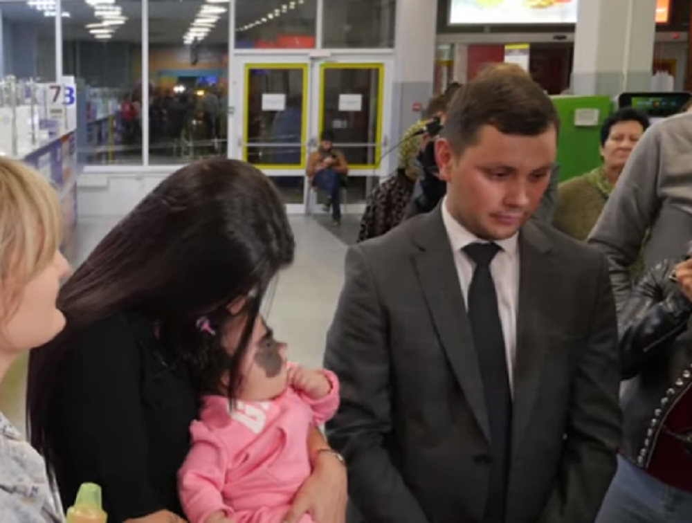 Žena devojčicu u crkvi nazvala čudovištem, a onda su ljudi porodici govorili da je najbolje da ubiju dete! (VIDEO)