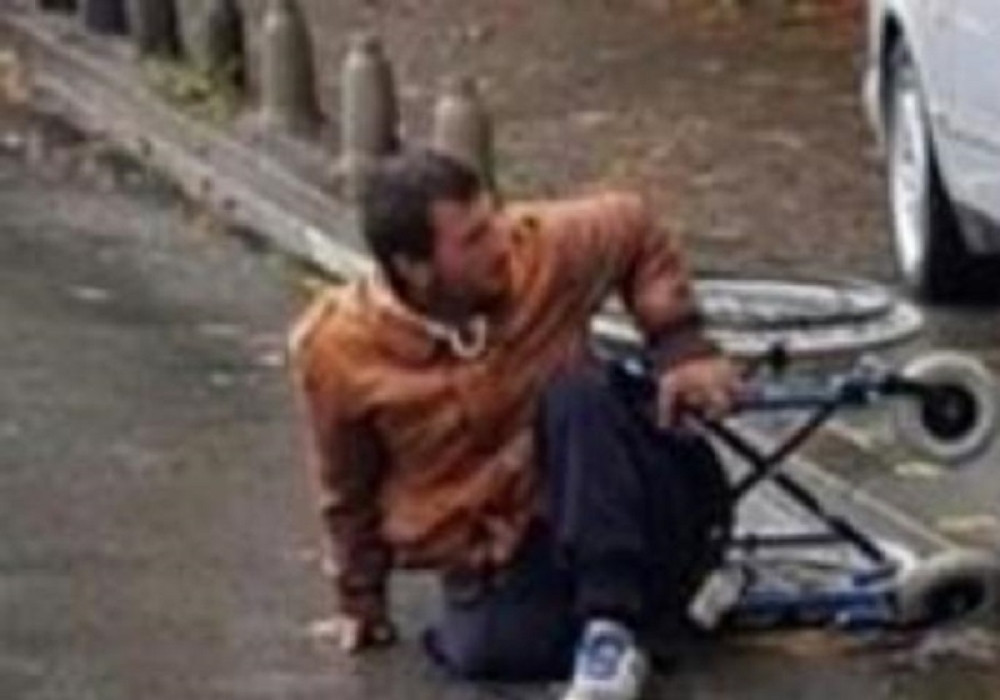 Invalid ispao iz kolica na mokar asfalt zbog jezivog razloga! Fotografija iz Crne Gore sve razbesnela! (FOTO)