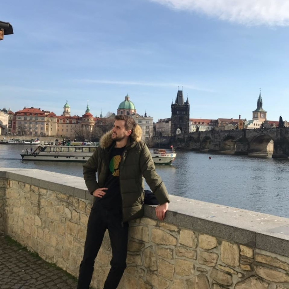 Ugledni nastavnik otišao na odmor, misteriozni insekt ga ujeo za glavu, mesec dana kasnije umro u stravičnim mukama! (FOTO)