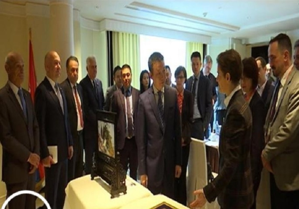 Ana Brnabić odnela Kinezima poklon koji podseća na Srbiju, a od njih dobila pauna!