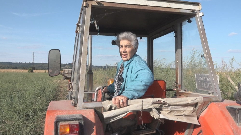 U četrdesetoj je ostala udovica sa troje dece i živim svekrom i svekrvom. Strahovali su da će ih napustiti, a ona je ispala lavica! (FOTO)