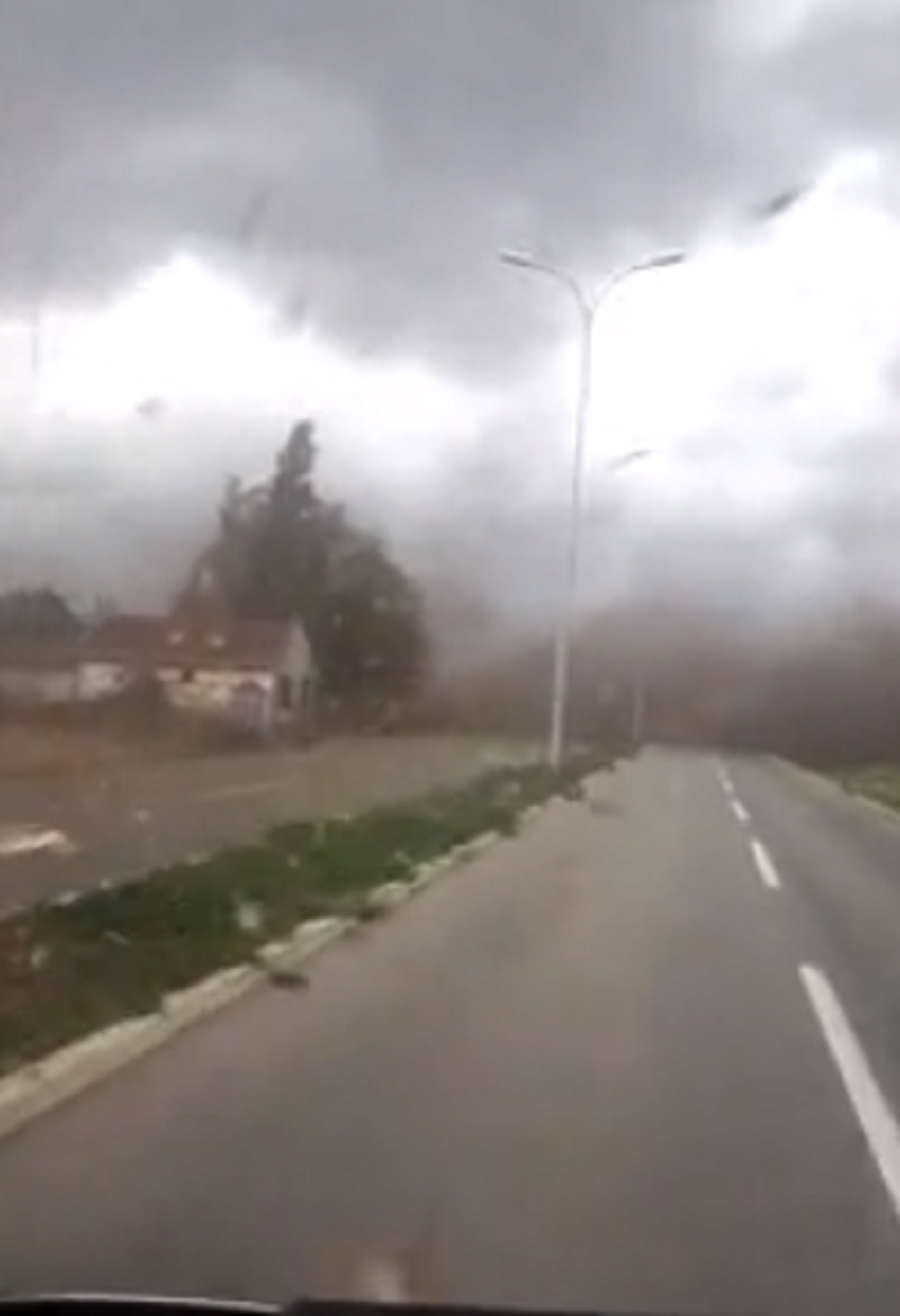 Ne otvarajte prozore, ne sakrivajte se ispod mosta! Jedno mesto u vašoj kući je najbolje sklonište!