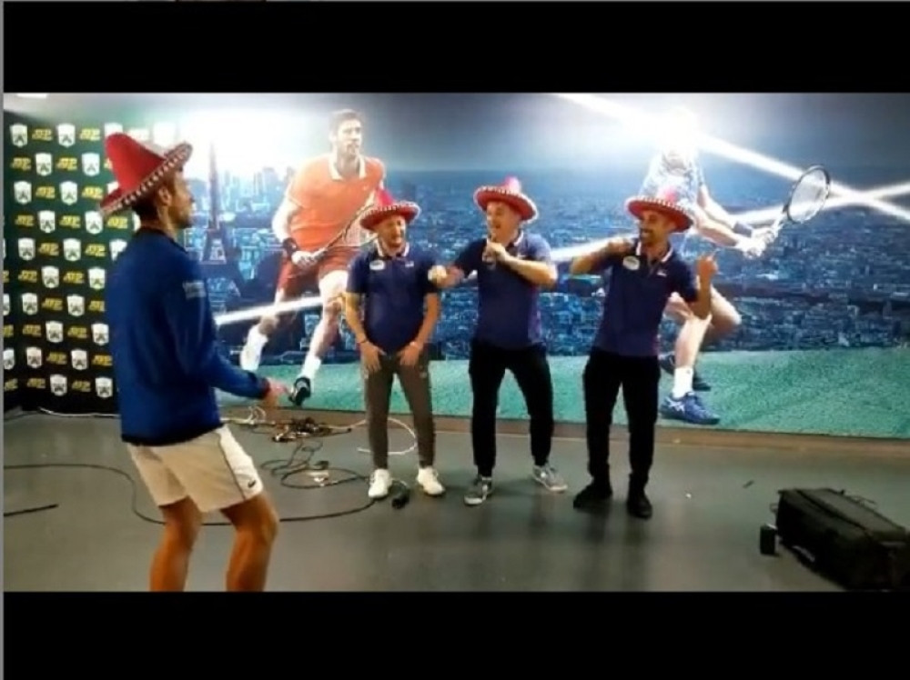 Đoković sa sve sombrerom plesao uz taktove grupe "Srbikosi" Slavila se titula u Parizu! (VIDEO)