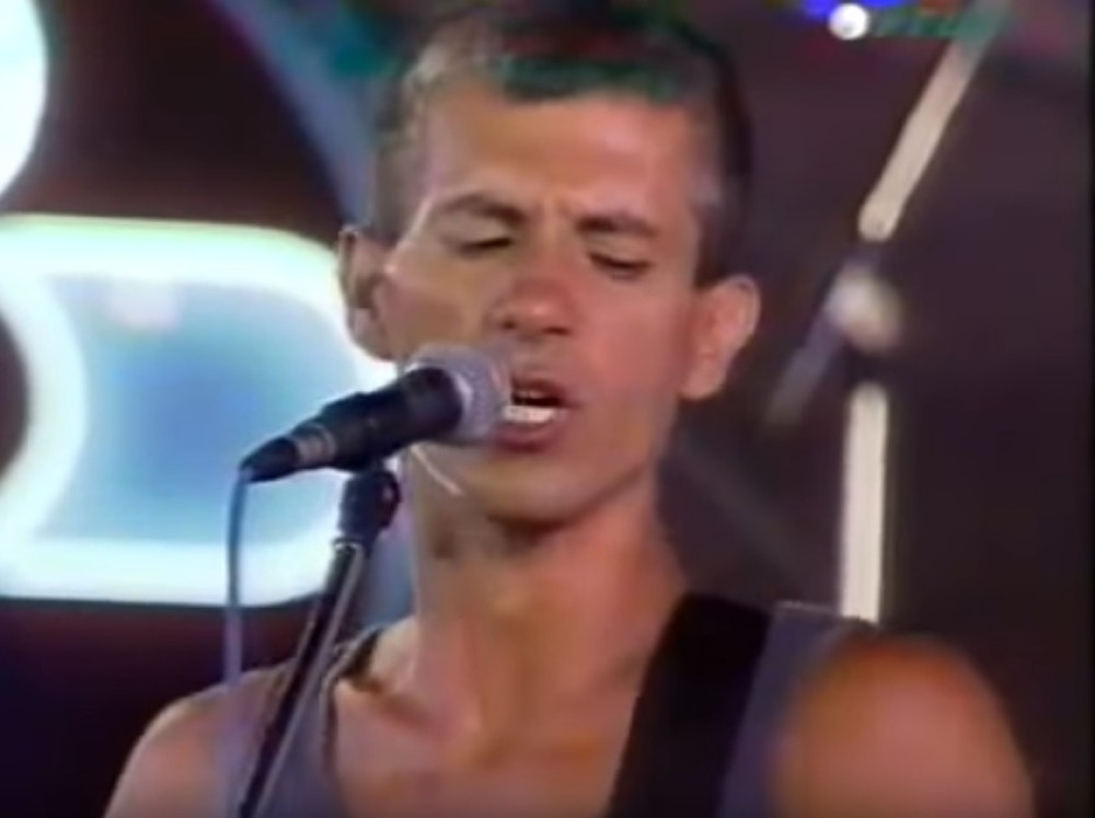 Milan Mladenović je na poslednjem nastupu bio mršav i iscrpljen, a posle 3 meseca je umro! Pričalo se da je imao sidu i da ga je droga uništila!