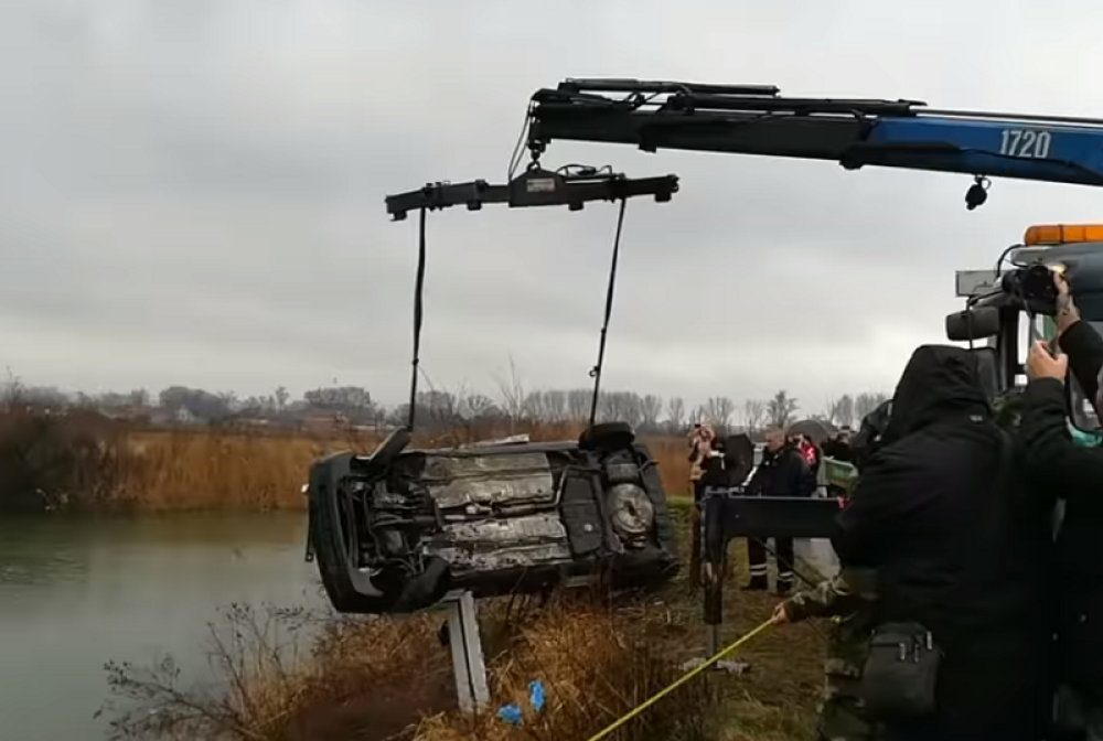 Lekari nisu mogli da čekaju vatrogasce, svaki sekund je bio dragocen. Skočili su u smrtonosnu vodu bez oklevanja!