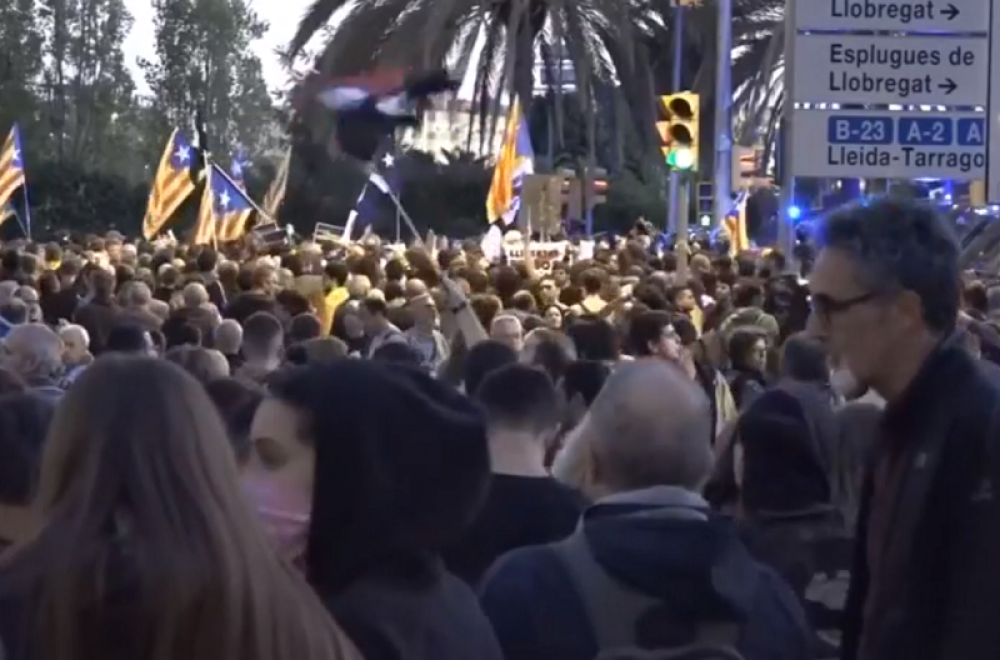 Stigao u razbuktalu Barselonu, rizikujući sopstveni život! (VIDEO)